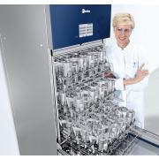 High capacity, small footprint efficient glassware washer for mid-size laboratories